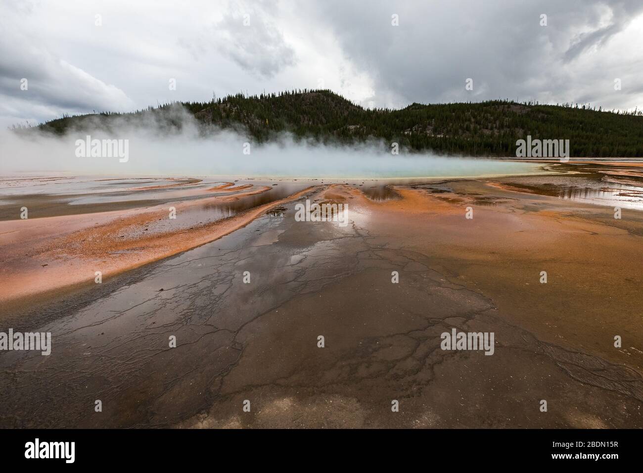 Gran Primavera prismática en el Parque Nacional Yellowstone en un día tormentoso de otoño, los colores de las esteras bacterias muestran las características dramáticas de Yellowstone. Foto de stock