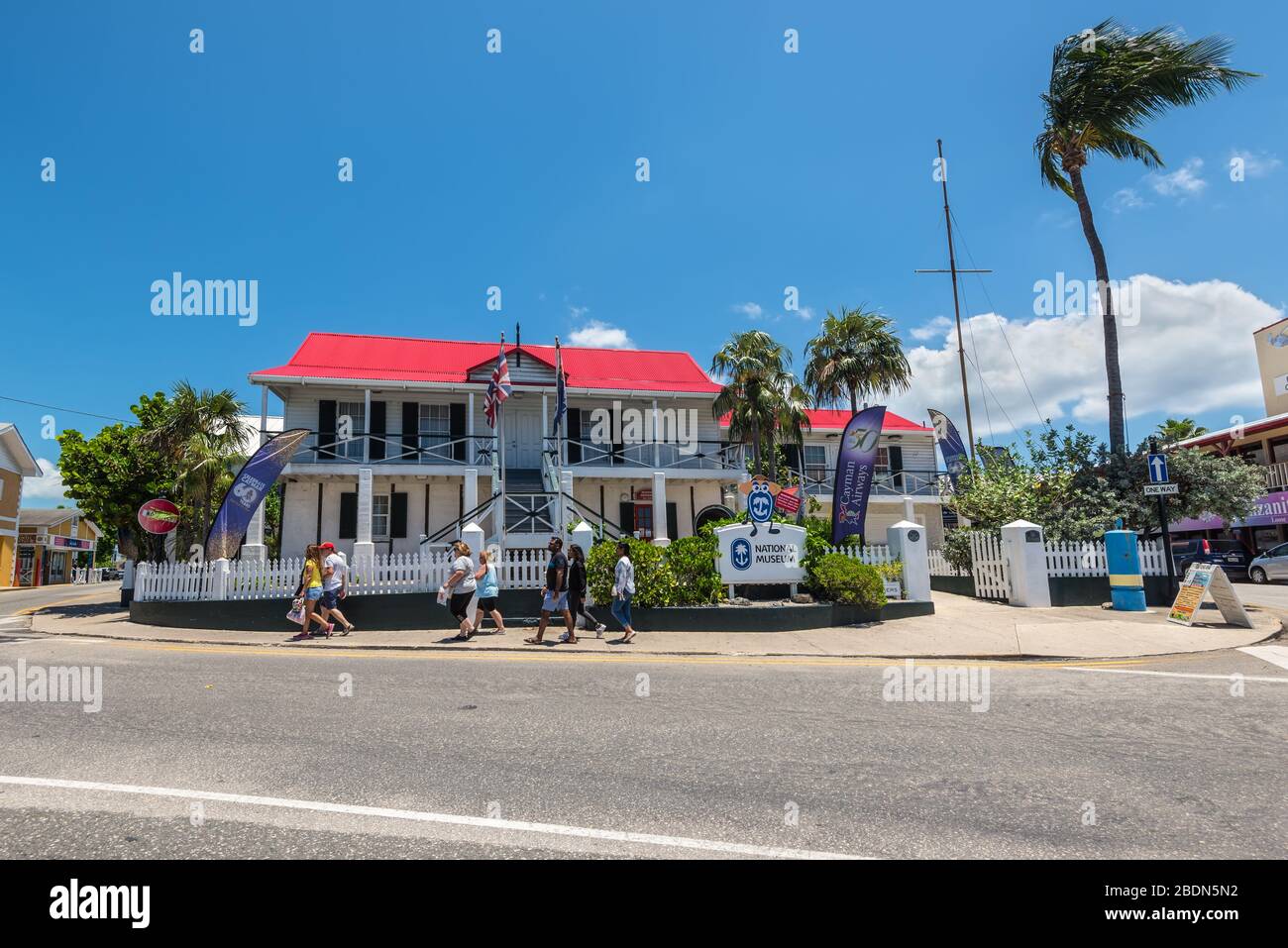 George Town, Islas Caimán, Indias Occidentales Británicas - 23 de abril de 2019: Turistas frente al Museo Nacional en el centro de George Town, Gran Caimán, Cay Foto de stock