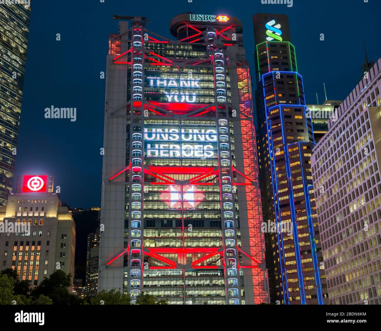 El banco HSBC, mostrando mensajes de agradecimiento a médicos y enfermeros por su ayuda durante la enfermedad coronavirus (COVID-19), Hong Kong, China. Foto de stock