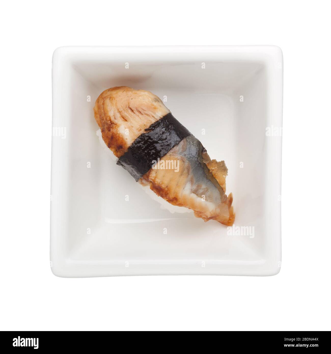 Sushi - Unagi nigiri a la parrilla en un cuenco cuadrado aislado sobre fondo blanco Foto de stock