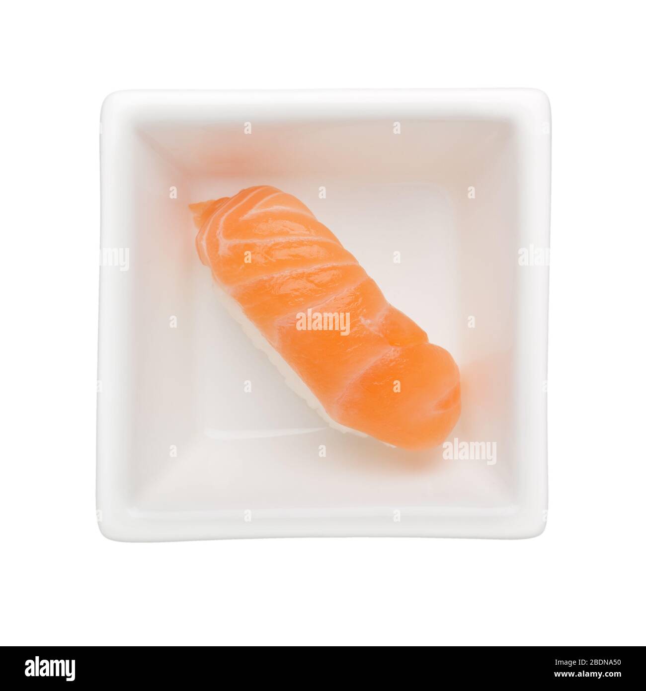 Sushi - Salmon nigiri en un Bol cuadrado aislado sobre fondo blanco Foto de stock