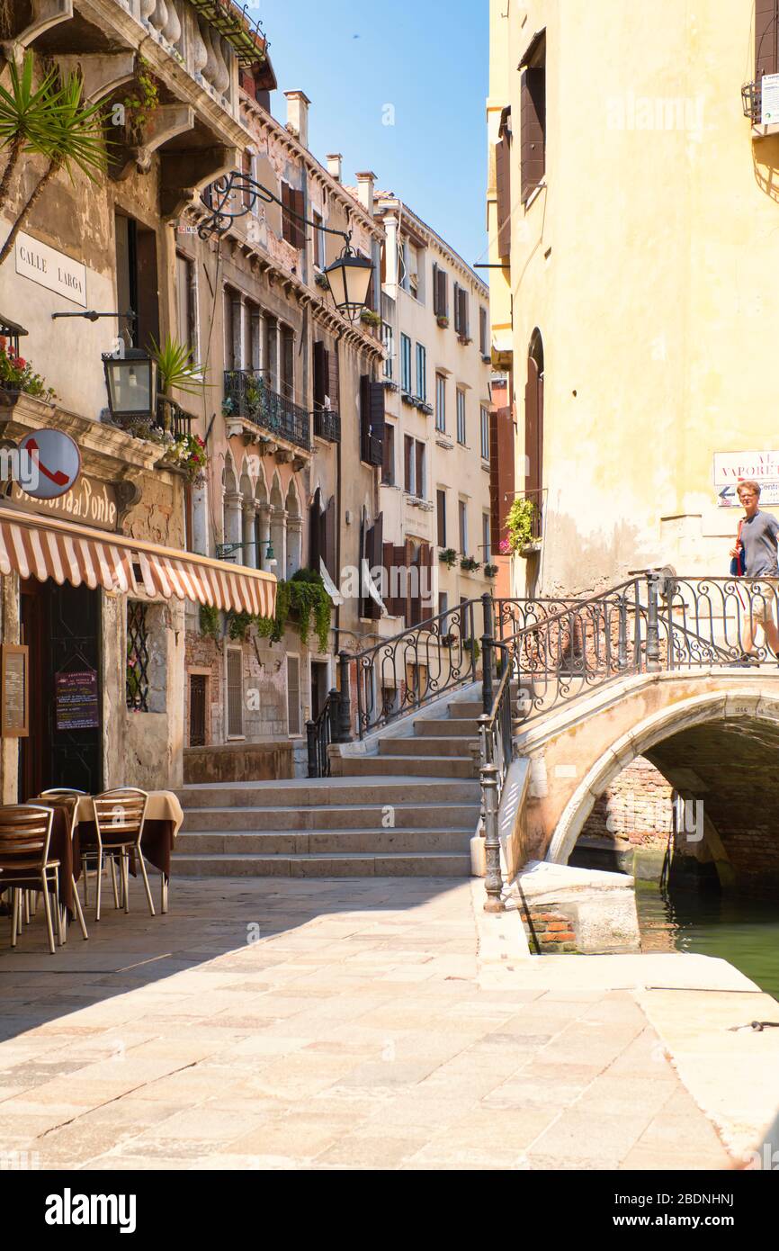 Venecia, Italia - 1 de julio de 2017: Una vista de las estrechas calles de Venecia, las coloridas casas venecianas, con calles casi vacías, Corona infecciosa Foto de stock