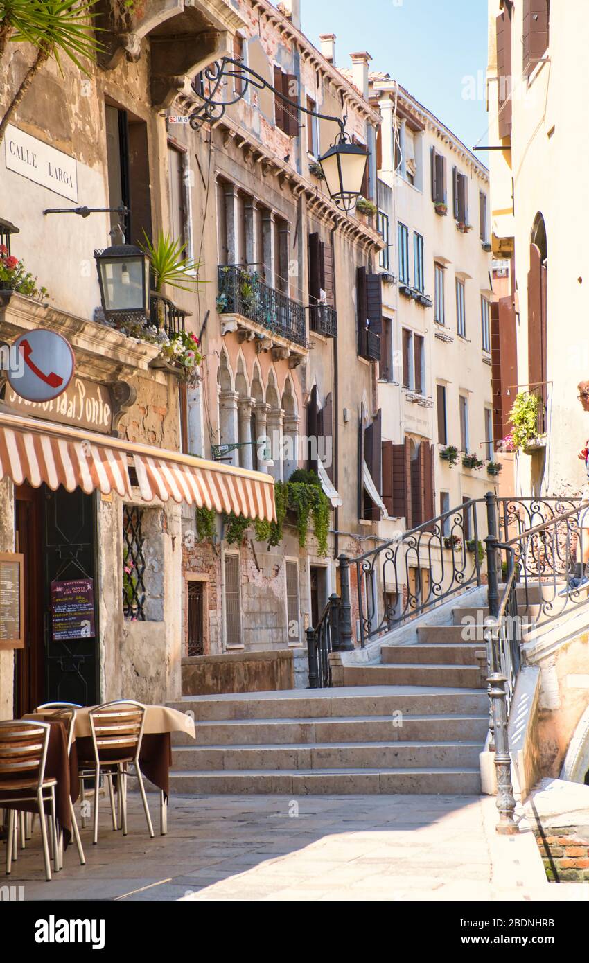 Venecia, Italia - 1 de julio de 2017: Una vista de las estrechas calles de Venecia, las coloridas casas venecianas, con calles casi vacías, Corona infecciosa Foto de stock
