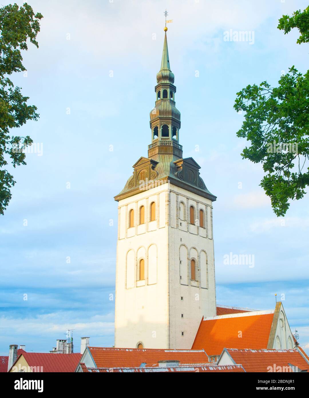 Iglesia de San Nicolás al atardecer. Tallinn, Estonia Foto de stock