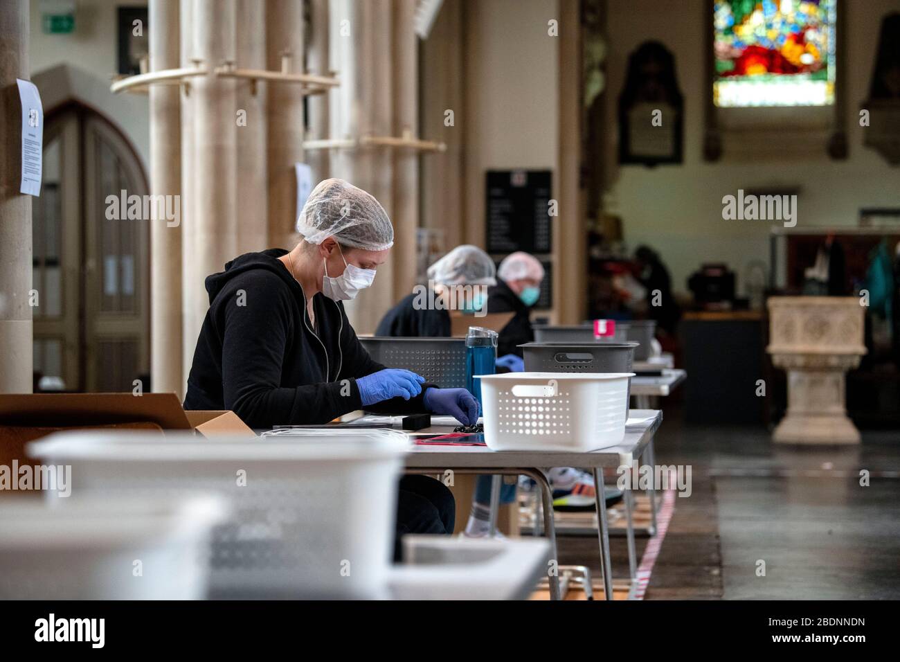 San Miguel's Without Church in Bath, ha abierto sus puertas y se ha transformado en una línea de producción improvisada de máscaras PPE durante el brote de Coronavirus. Foto de stock