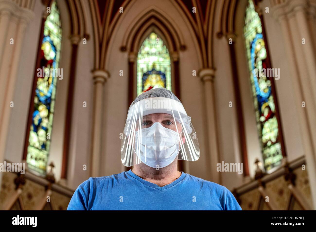 San Miguel's Without Church in Bath, ha abierto sus puertas y se ha transformado en una línea de producción improvisada de máscaras PPE durante el brote de Coronavirus. Foto de stock