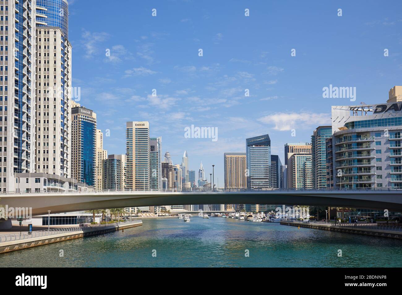DUBAI, EMIRATOS ÁRABES UNIDOS - 23 DE NOVIEMBRE de 2019: Dubai Marina Canal vista con puente y rascacielos en un día soleado, cielo azul en Dubai Foto de stock