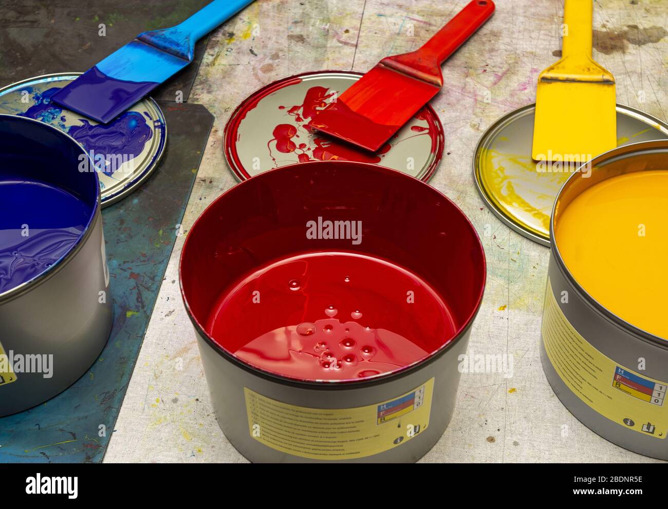 Tinta de impresión azul, roja y amarilla para la impresora Heidelberg de cuatro colores Foto de stock