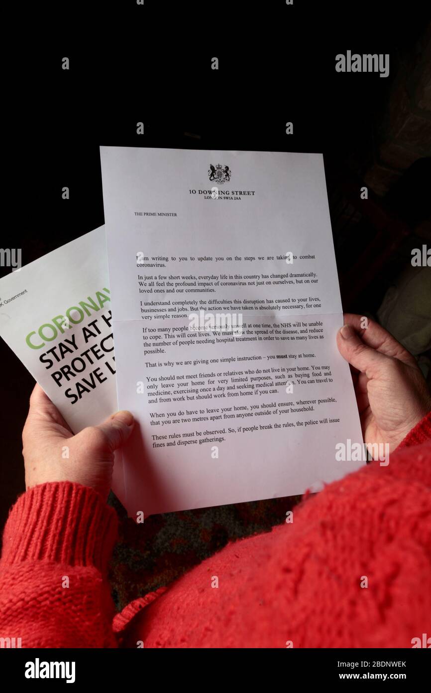 Covid 19 - Carta del primer Ministro Boris Johnson a todos los hogares del Reino Unido, incluido un folleto informativo del Gobierno sobre el Coronavirus. Reino Unido 2020 de abril. Orden de compra Foto de stock