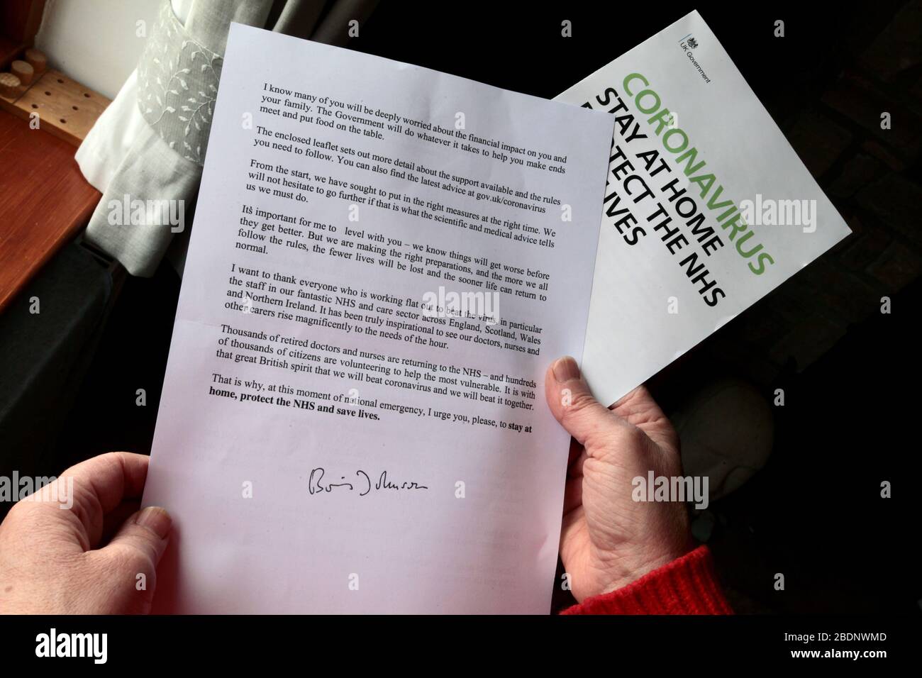Covid 19 - Carta del primer Ministro Boris Johnson a todos los hogares del Reino Unido, incluido un folleto informativo del Gobierno sobre el Coronavirus. Reino Unido 2020 de abril. Orden de compra Foto de stock