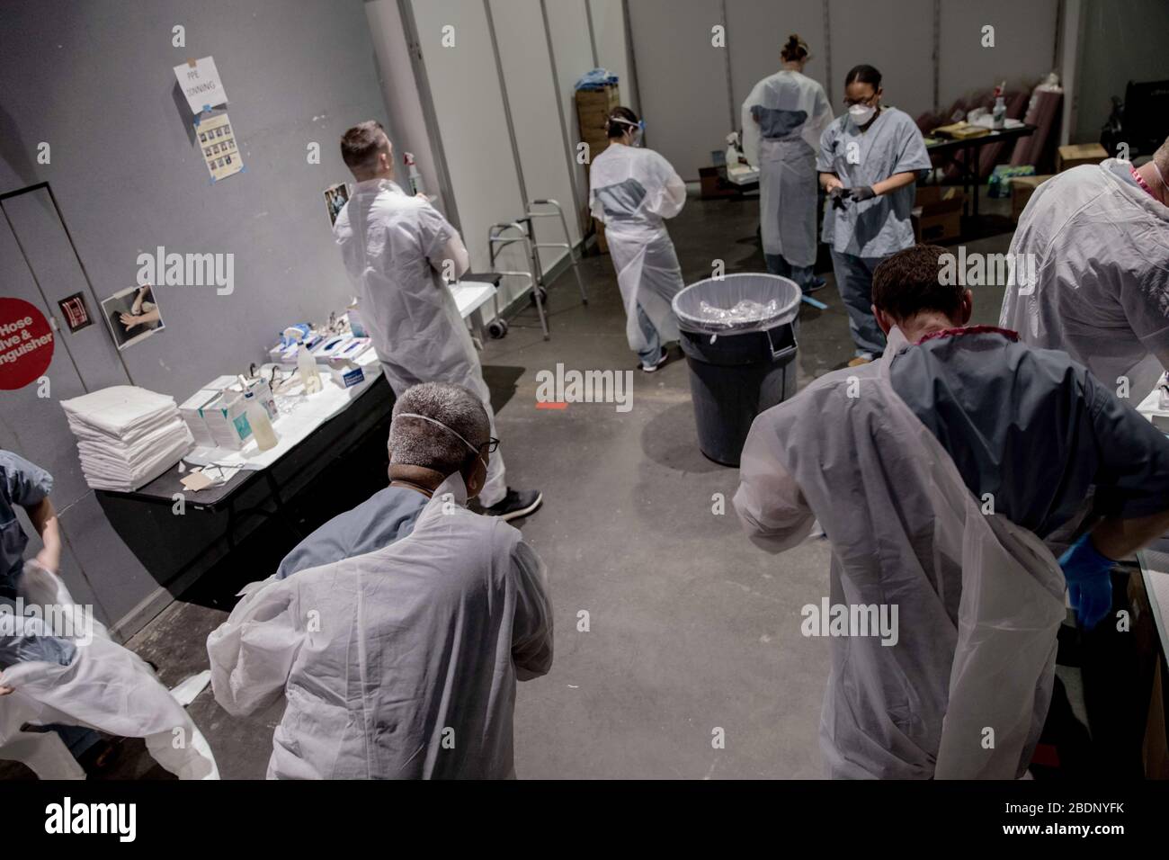 NUEVA YORK, EE.UU. - 07 de abril de 2020 - el personal asignado a la Estación médica Javits de Nueva York se puso en equipo de protección personal antes de entrar en la fac Foto de stock