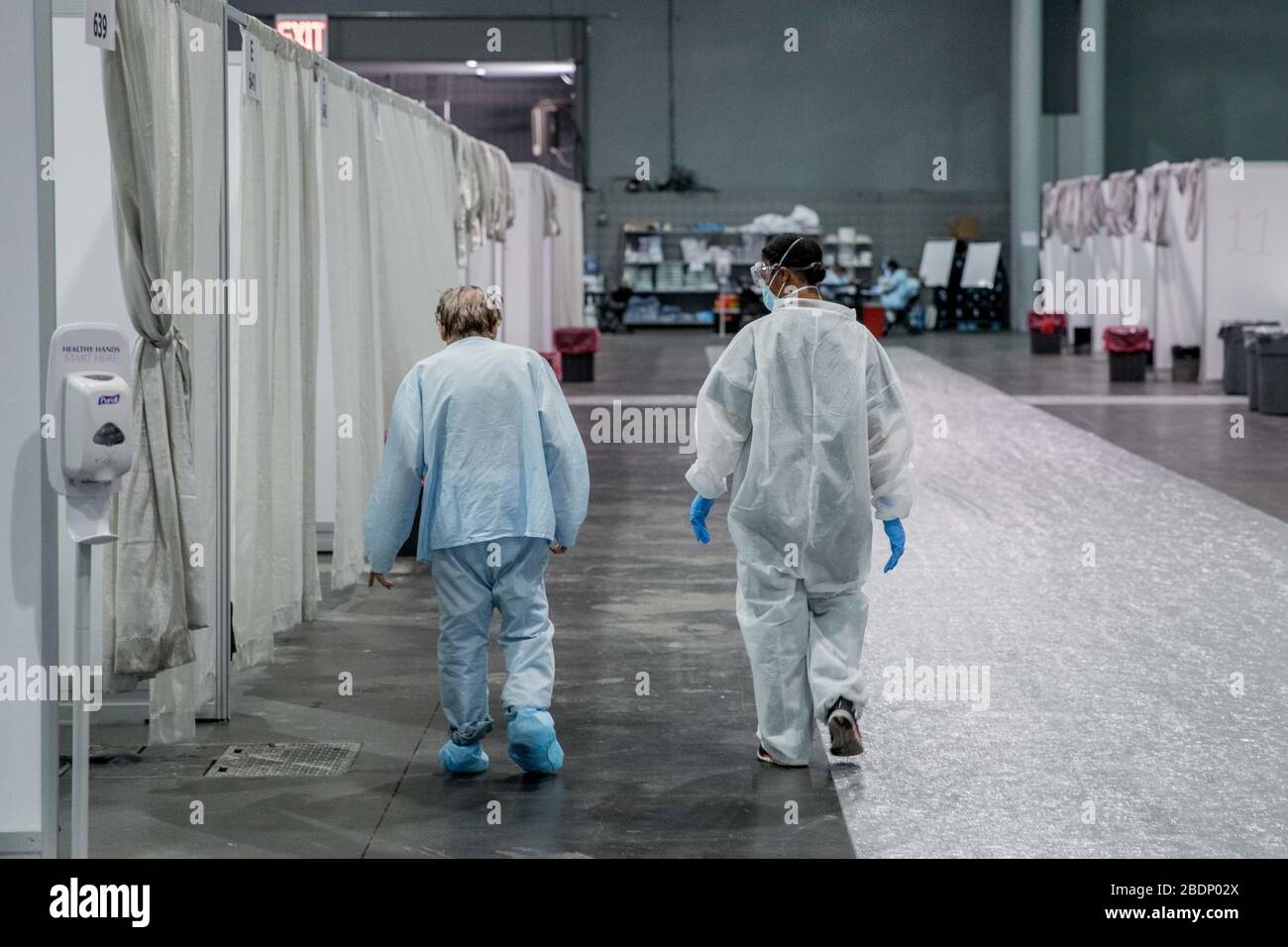 NUEVA YORK, EE.UU. - 07 de abril de 2020 - UN soldado asignado a Javits New York Medical Station (JNYMS) camina con un paciente que se está recuperando de COVID-19 in Foto de stock