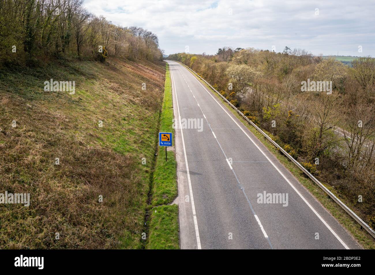 La carretera troncal A30 vacía no muestra tráfico de vacaciones de primavera con destino a Cornwall en el suroeste de Inglaterra durante las restricciones de viaje COVID-19, abril de 2020. Foto de stock