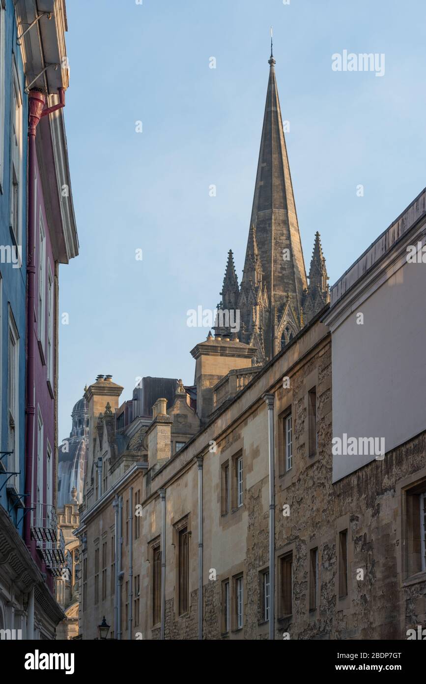La iglesia de San Marys se eleva sobre la calle Oriel, Oxford Foto de stock