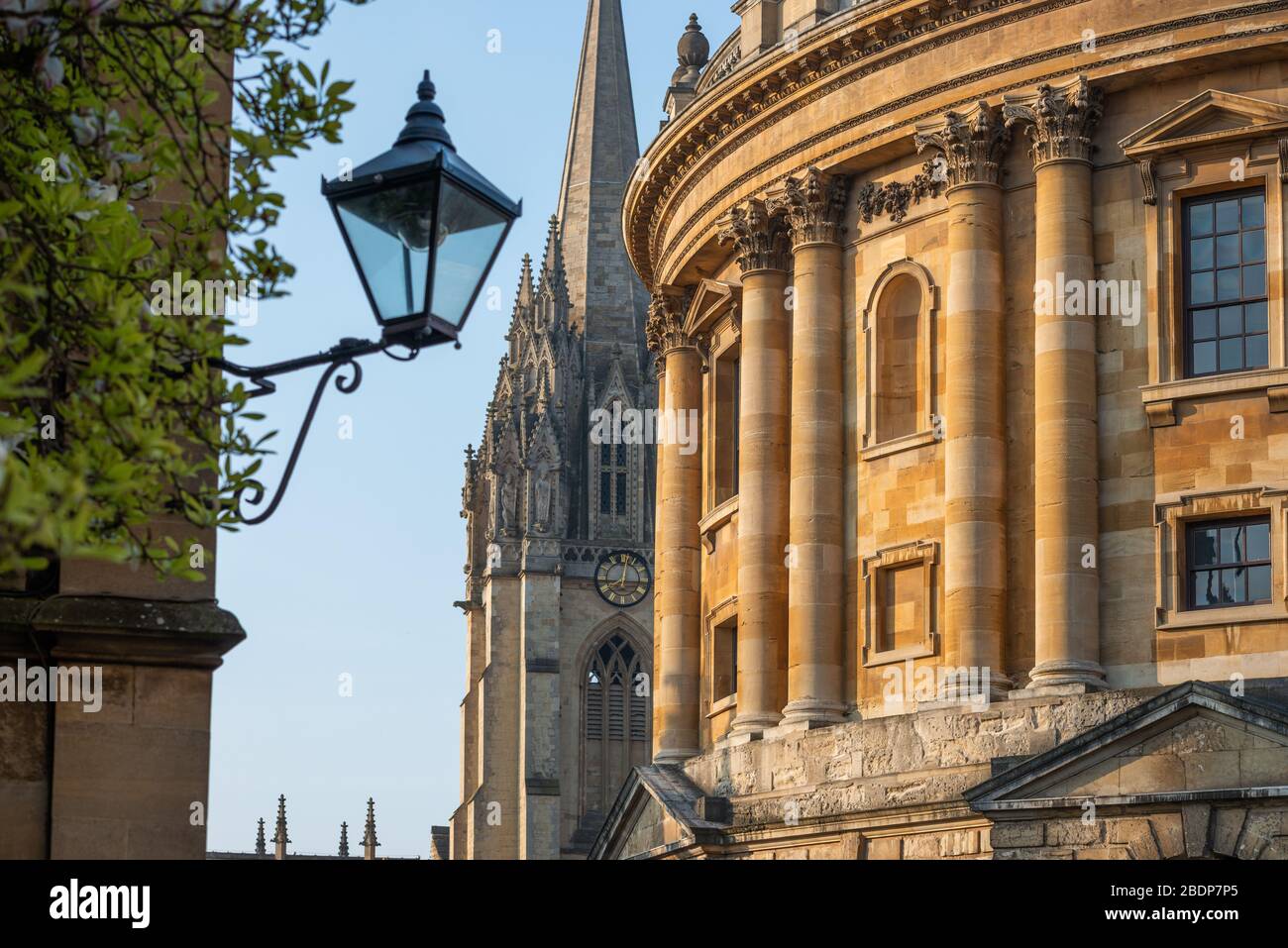 Mirando más allá de la Cámara Radcliffe hacia la Iglesia de San Marys Spire, Oxford Foto de stock