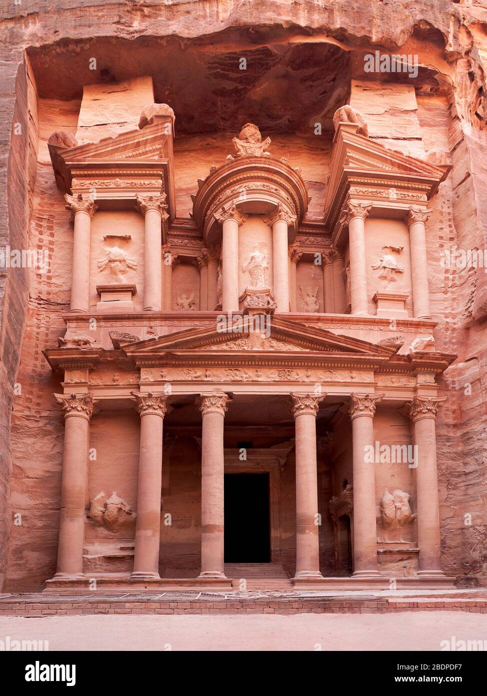 El antiguo Tesoro, el-Khazneh, Petra, Jordania. La ciudad de Petra se  perdió durante más de 1000 años y ahora es una de las nuevas siete  Maravillas del Mundo Fotografía de stock -