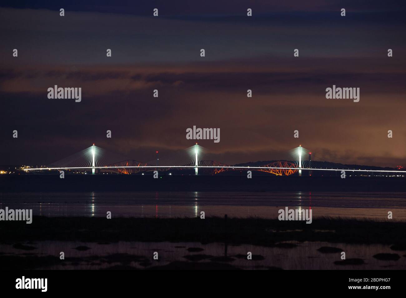 Grangemouth, Reino Unido. 8 de abril de 2020. En la foto: El Queensferry Crossing - el puente más nuevo de Escocia y el tercer cruce de la Firth of Forth que conecta Fife y Lothian, que lleva la autopista M90, que abarca 2,7 km (1.7 millas), es el puente de tres torres más largo del mundo y con cables que cruzan a mitad de la extensión. Este innovador diseño proporciona una resistencia y rigidez adicionales, lo que permite que las torres y la cubierta sean más delgadas y elegantes. Crédito: Colin Fisher/Alamy Live News. Foto de stock