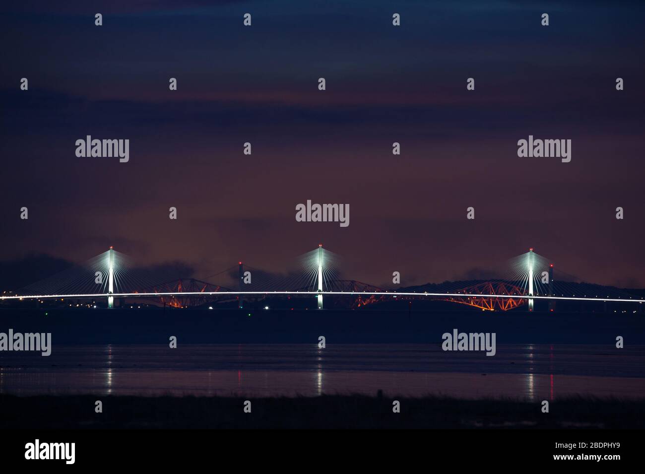 Grangemouth, Reino Unido. 8 de abril de 2020. En la foto: El Queensferry Crossing - el puente más nuevo de Escocia y el tercer cruce de la Firth of Forth que conecta Fife y Lothian, que lleva la autopista M90, que abarca 2,7 km (1.7 millas), es el puente de tres torres más largo del mundo y con cables que cruzan a mitad de la extensión. Este innovador diseño proporciona una resistencia y rigidez adicionales, lo que permite que las torres y la cubierta sean más delgadas y elegantes. Crédito: Colin Fisher/Alamy Live News. Foto de stock