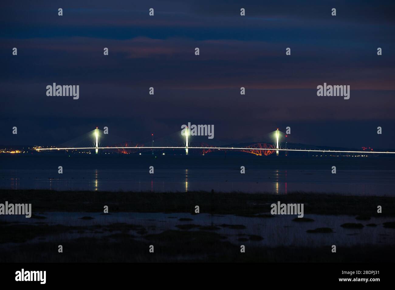 Grangemouth, Reino Unido. 8 de abril de 2020. En la foto: El Queensferry Crossing - el puente más nuevo de Escocia y el tercer cruce de la Firth of Forth que conecta Fife y Lothian, que lleva la autopista M90, que abarca 2,7 km (1.7 millas), es el puente de tres torres más largo del mundo y con cables que cruzan a mitad de la extensión. Este innovador diseño proporciona una resistencia y rigidez adicionales, lo que permite que las torres y la cubierta sean más delgadas y elegantes. Crédito: Colin Fisher/Alamy Live News. Foto de stock