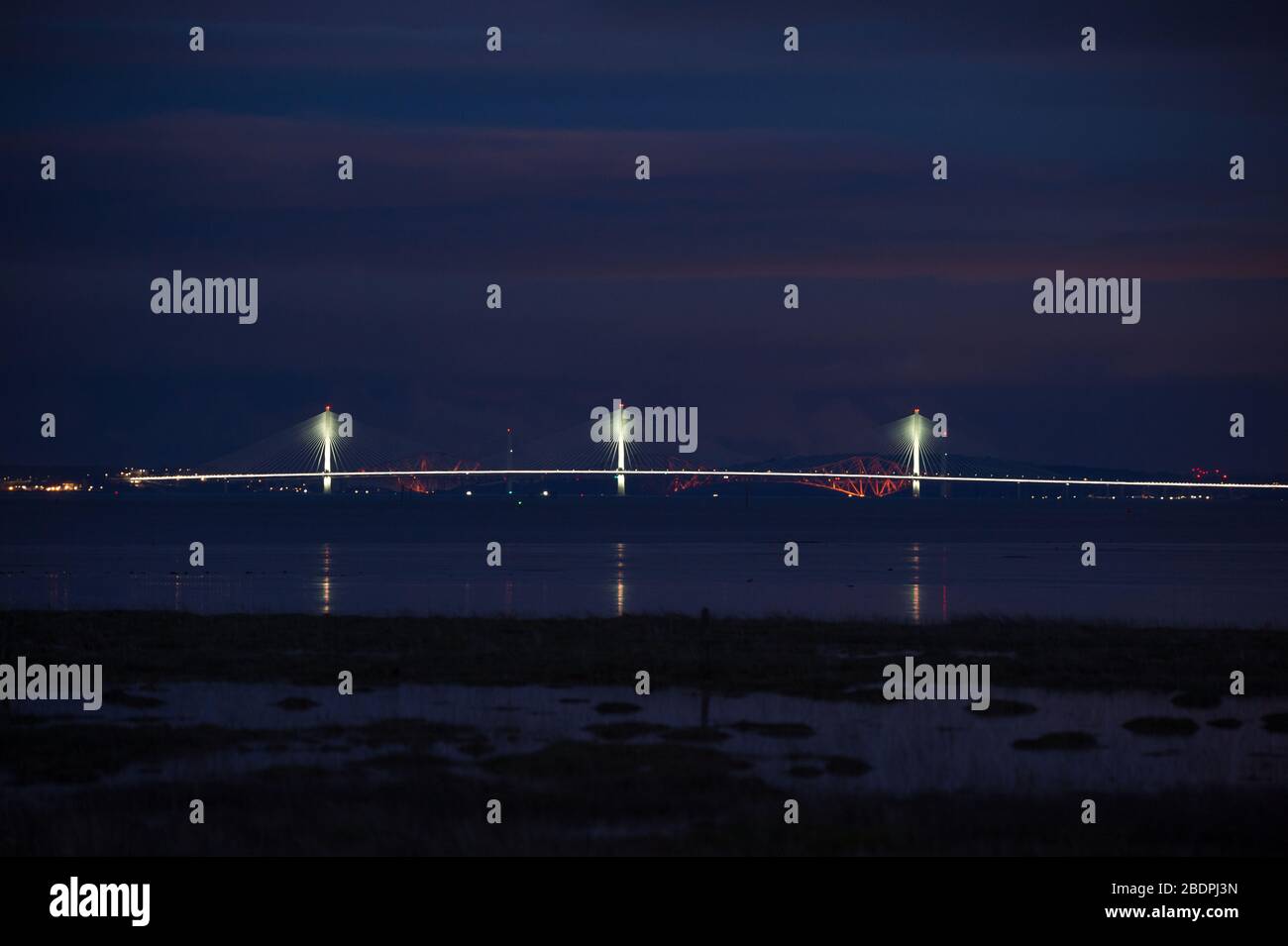 Grangemouth, Reino Unido. 8 de abril de 2020. En la foto: El Queensferry Crossing - el puente más nuevo de Escocia y el tercer cruce de la Firth of Forth que conecta Fife y Lothian, que lleva la autopista M90, que abarca 2,7 km (1.7 millas), es el puente de tres torres más largo del mundo y con cables que cruzan a mitad de la extensión. Este innovador diseño proporciona una resistencia y rigidez adicionales, lo que permite que las torres y la cubierta sean más delgadas y elegantes. Crédito: Colin Fisher/Alamy Live News. Foto de stock