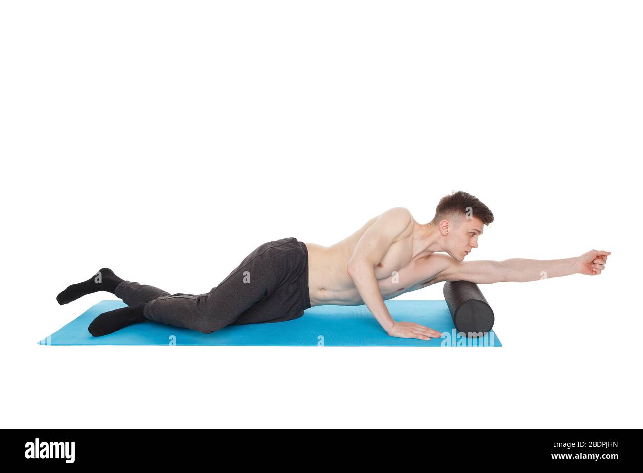 Hombre guapo muestra ejercicios usando un rodillo de espuma para un masaje  de liberación miofascial de puntos de activación. Masaje del músculo  tríceps. Aislado sobre blanco Fotografía de stock - Alamy