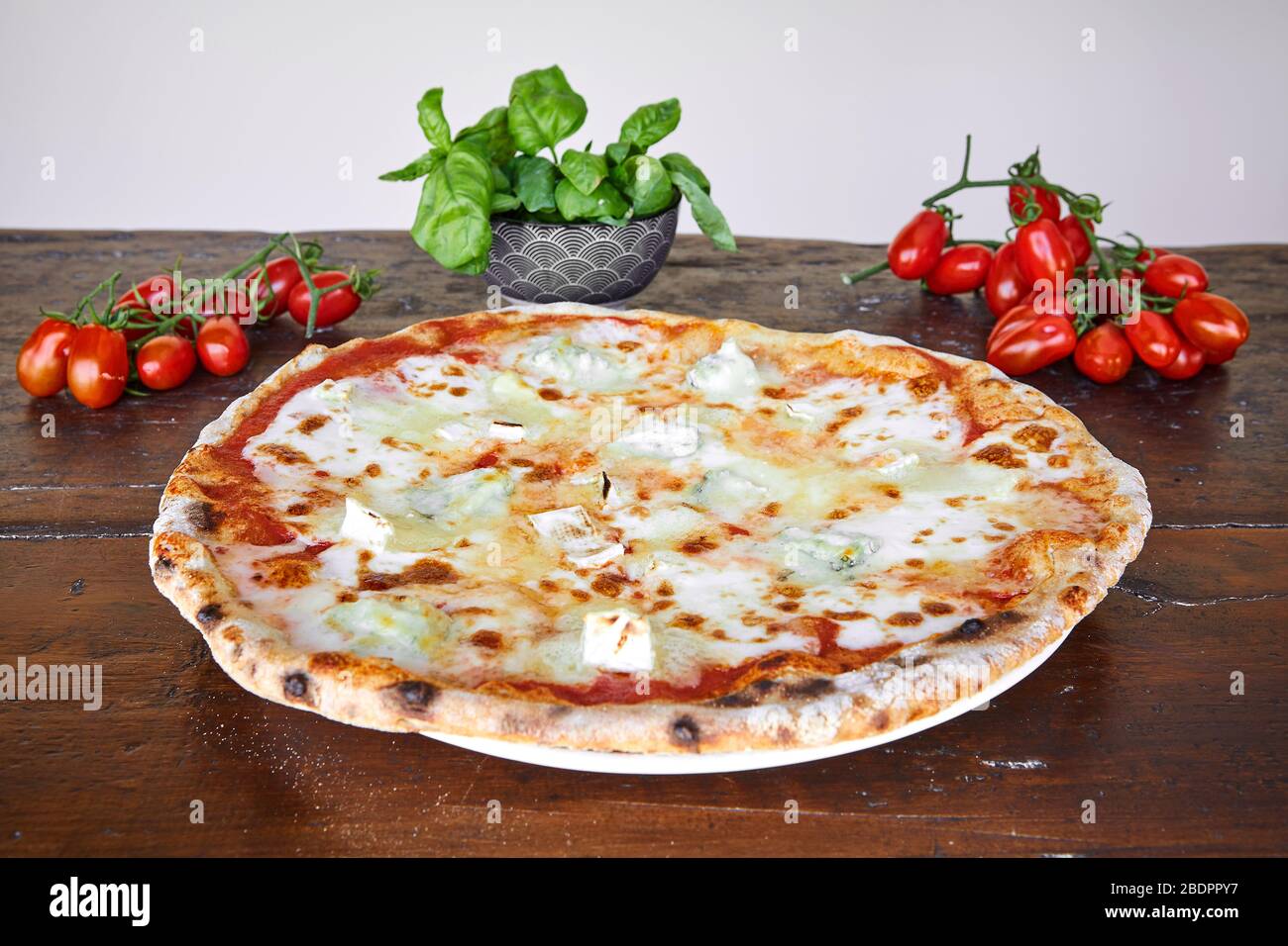 Pizza gourmet italiana fotografías e imágenes de alta resolución Alamy