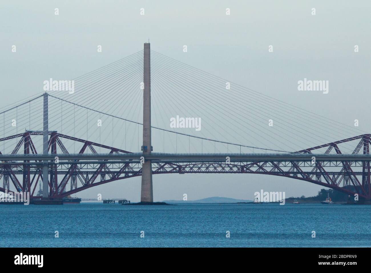 Grangemouth, Reino Unido. 8 de abril de 2020. En la foto: El Queensferry Crossing - el puente más nuevo de Escocia y el tercer cruce de la Firth of Forth que conecta Fife y Lothian, que lleva la autopista M90, que abarca 2,7 km (1.7 millas), es el puente de tres torres más largo del mundo y con cables que cruzan a mitad de la extensión. Este innovador diseño proporciona una resistencia y rigidez adicionales, lo que permite que las torres y la cubierta sean más delgadas y elegantes. Crédito: Colin Fisher/Alamy Live News. Foto de stock