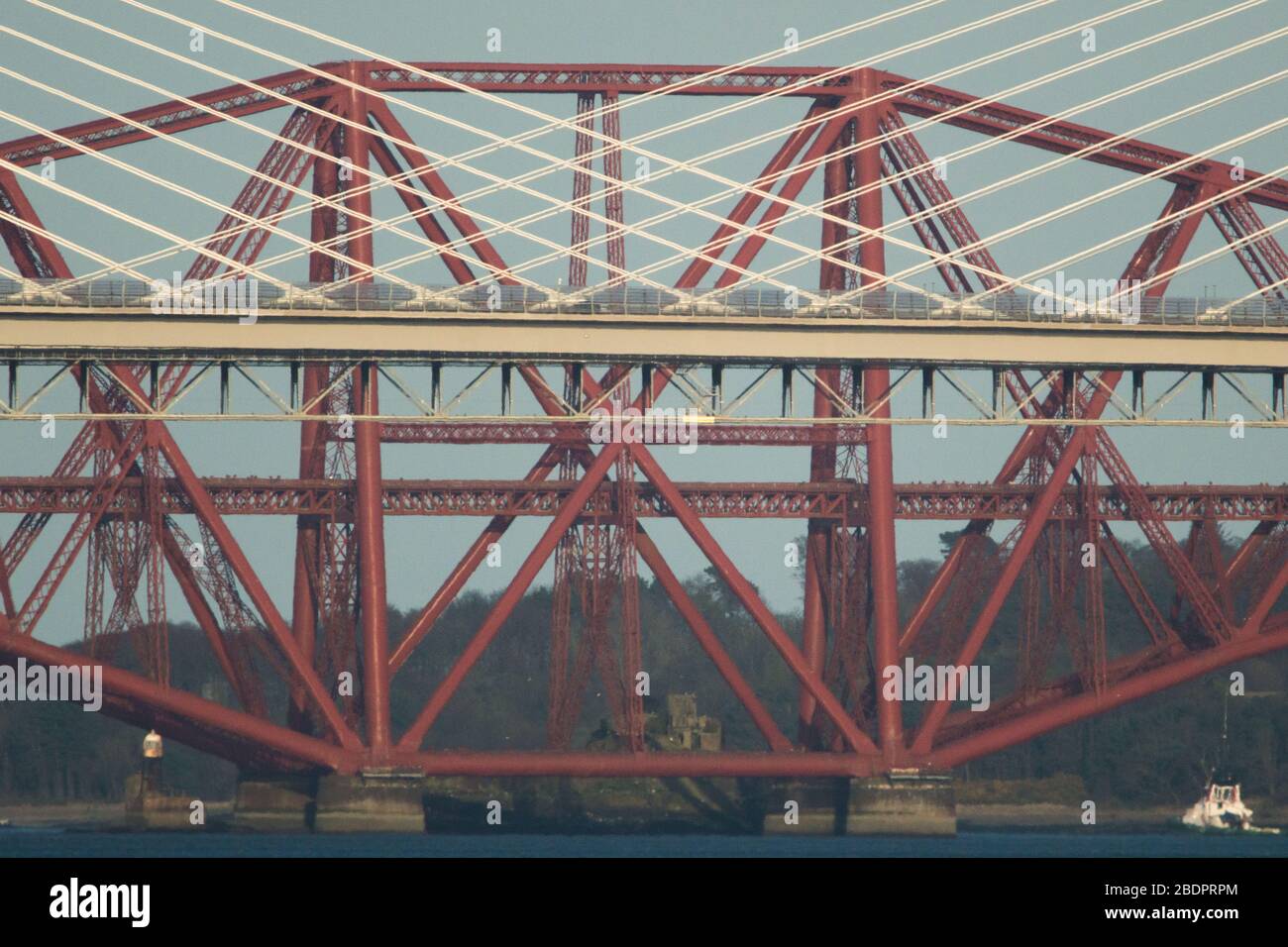 Grangemouth, Reino Unido. 8 de abril de 2020. En la foto: El Queensferry Crossing - el puente más nuevo de Escocia y el tercer cruce de la Firth of Forth que conecta Fife y Lothian, que lleva la autopista M90, que abarca 2,7 km (1.7 millas), es el puente de tres torres más largo del mundo y con cables que cruzan a mitad de la extensión. Este innovador diseño proporciona una resistencia y rigidez adicionales, lo que permite que las torres y la cubierta sean más delgadas y elegantes. Crédito: Colin Fisher/Alamy Live News. Foto de stock