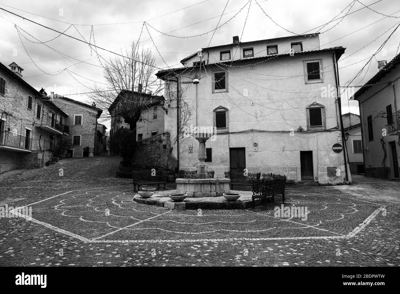 Colle di Tora, Lazio, Italia: Fuente en la plaza central del antiguo pueblo de Colle di Tora Foto de stock