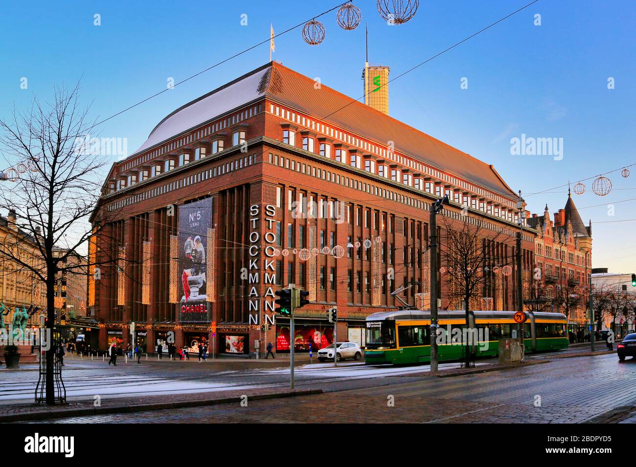 Stockmann Helsinki Centre, edificio de negocios y grandes almacenes de importancia cultural en el centro de Helsinki, Finlandia, al atardecer del invierno. 3-dic-2019. Foto de stock