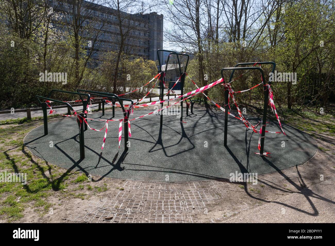Los parques infantiles públicos y las instalaciones de entrenamiento han sido clausurados por la policía durante el cierre de la corona en Copenhague. Foto de stock