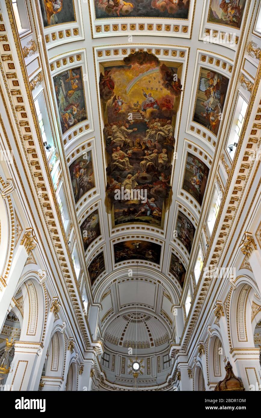 Interior de la basílica de María Santissima del Soccorso o iglesia madre o matriz es el principal lugar de culto católico Septiembre 22 2019 Sciacca S. Foto de stock