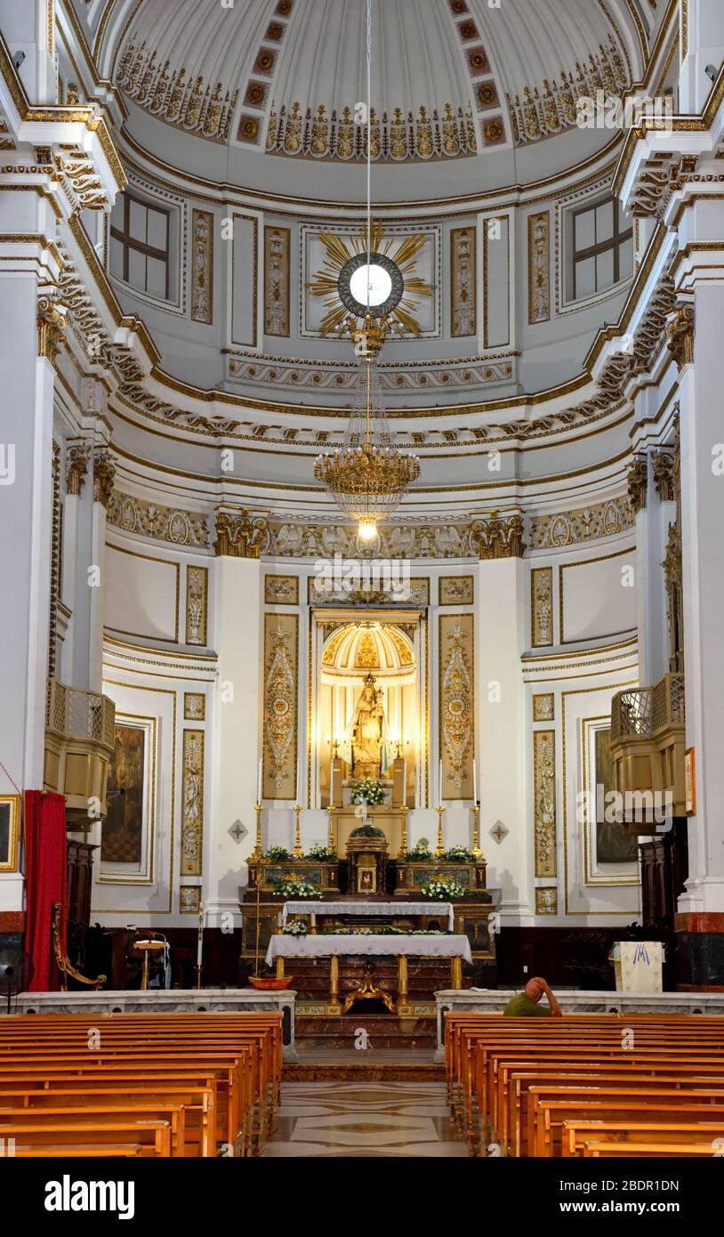 Interior de la basílica de María Santissima del Soccorso o iglesia madre o matriz es el principal lugar de culto católico Septiembre 22 2019 Sciacca S. Foto de stock