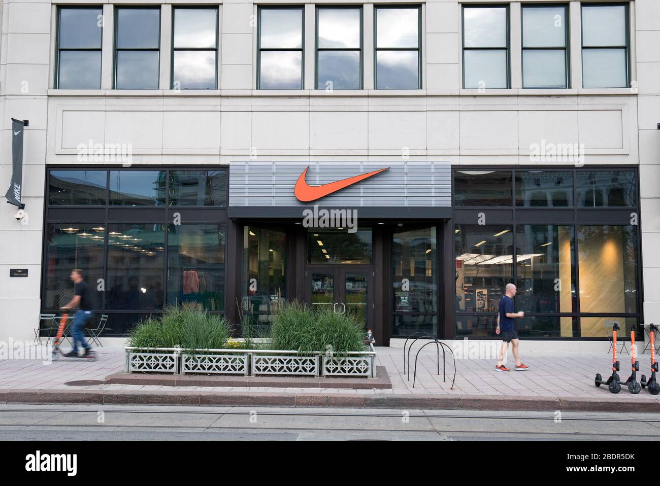 Vista exterior de la tienda de fábrica Nike en Detroit, Michigan . Woodward Avenue en el distrito comercial del centro Fotografía de stock - Alamy