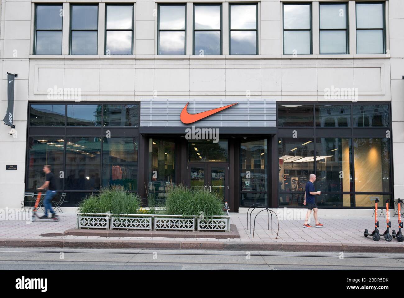 Tienda Nike Outlet Fotos e Imágenes de stock - Alamy
