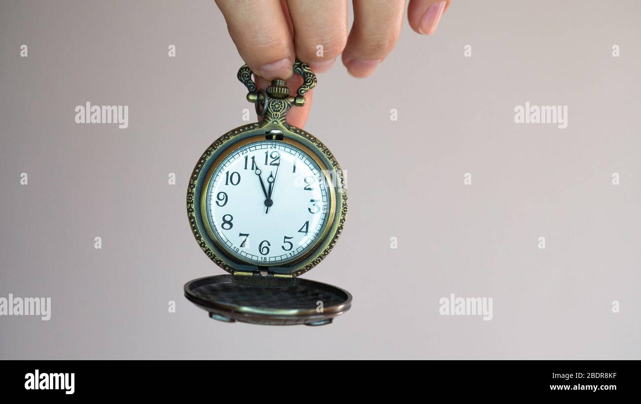 Marque el reloj que está marcando de 5 minutos a 12 en punto Fotografía de  stock - Alamy