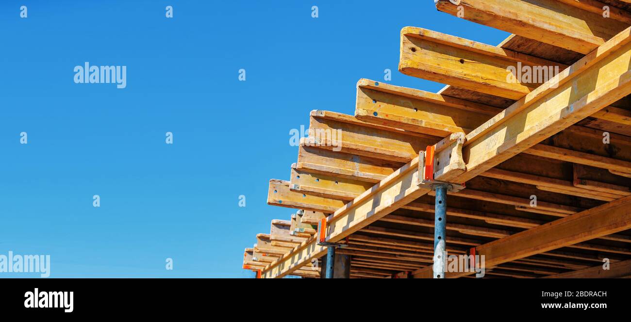 Encofrado amarillo para paneles de vertido para construcción sobre fondo de cielo. Banner para la empresa de construcción Foto de stock