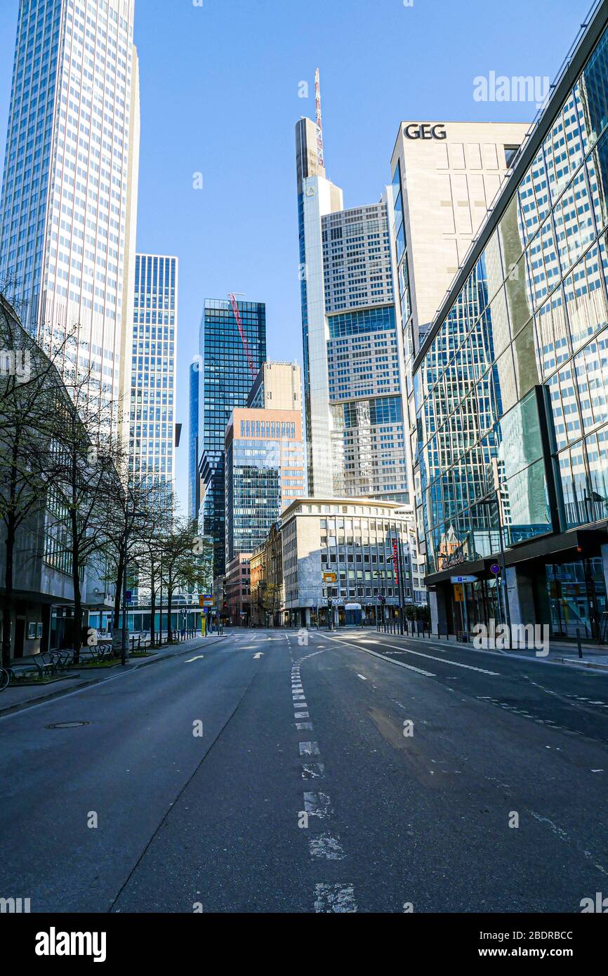Bankenviertel y la calle vacía en Frankfurt durante la crisis de Covid19 Foto de stock