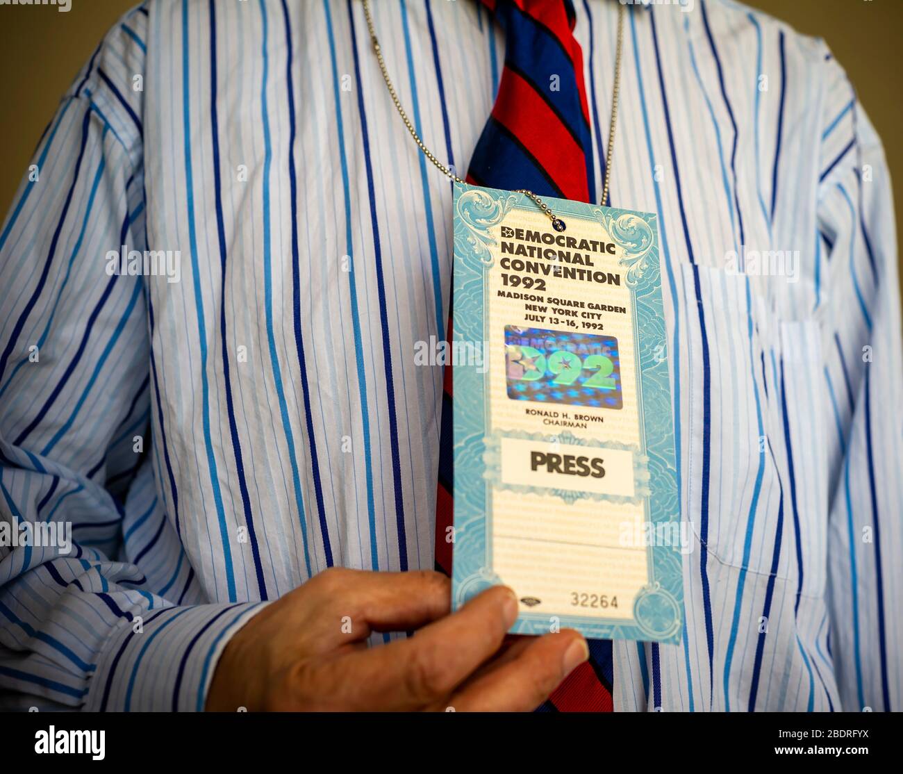 Un hombre lleva su identificación de prensa de la Convención Nacional Democrática de la convención de 1992, celebrada en Nueva York en esta ilustración fotográfica el jueves 2 de abril de 2020. El DNC ha anunciado que ha empujado la convención de Milwaukee de 2020 a la semana del 17 de agosto. (© Frances M. Roberts) Foto de stock