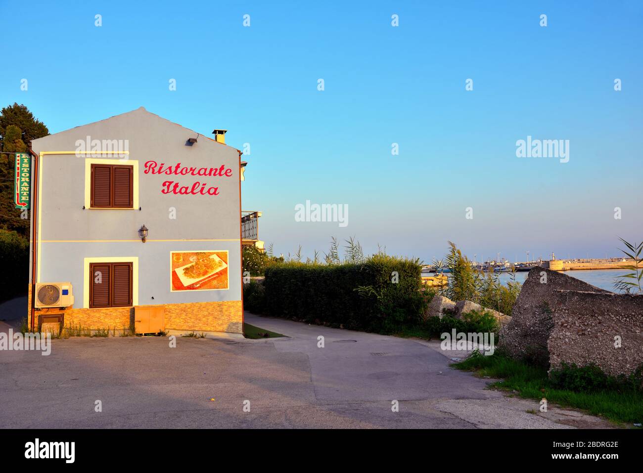 Restaurante típico junto al mar cerca del puerto Septiembre 16 2019 Sciacca Sicilia Italia Foto de stock