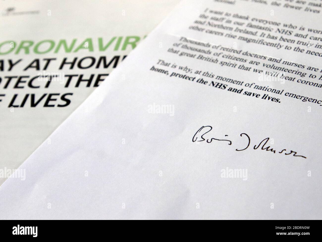REINO UNIDO. Una carta de Coronavirus del primer ministro británico Boris Johnson ha sido enviada a todos los hogares del Reino Unido instando al público a quedarse en casa. Alrededor de 30 millones de hogares del Reino Unido recibirán la carta Covid-19, junto con un folleto sobre los síntomas, directrices y concienciación del Coronavirus. Reino Unido 6 de abril de 2020 Ref: LMK73-J6425-060420 Keith Mayhew/Landmark Media WWW.LMKMEDIA.COM Foto de stock