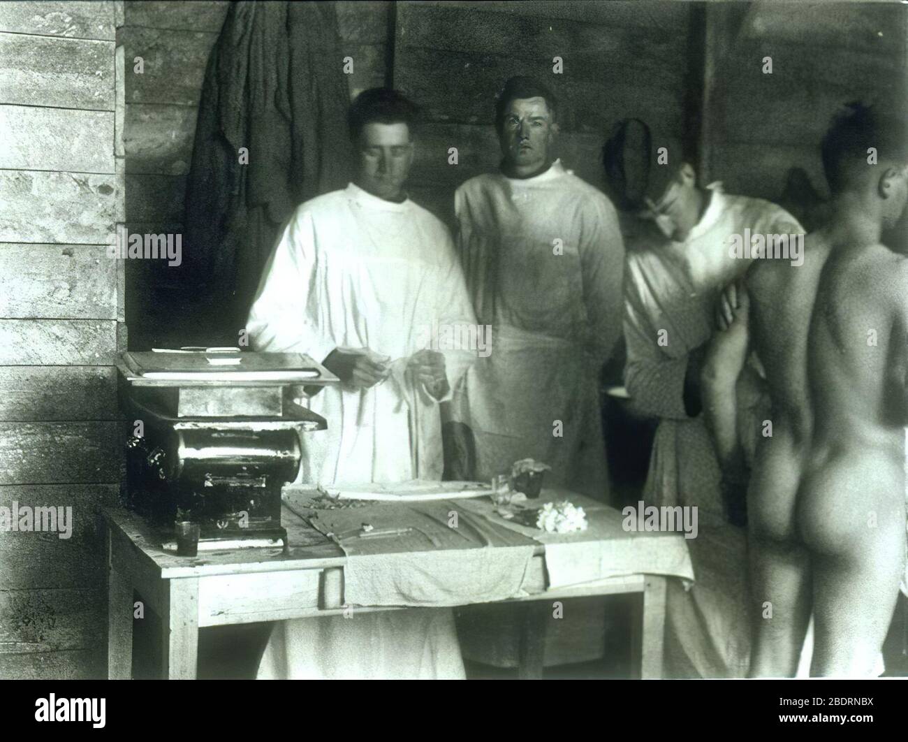 Durante el campamento de embarque para la pandemia de gripe española de 1918, Genicart, Francia. Se administra inoculación por gripe y neumonía. Foto de stock