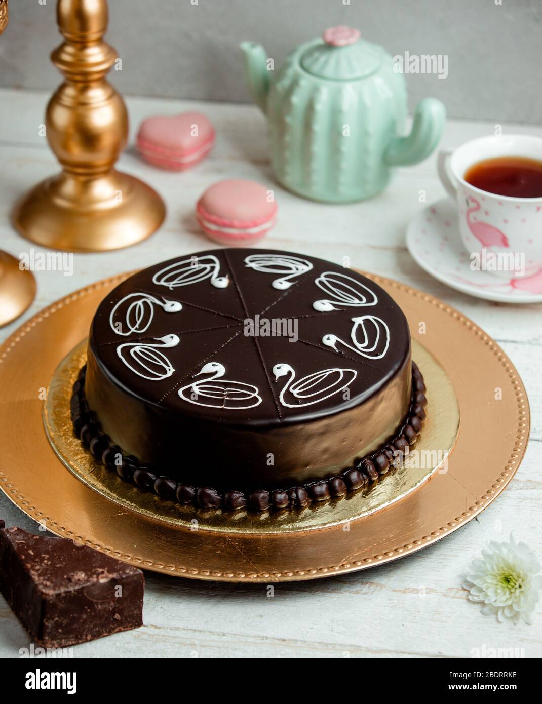 pastel cubierto de chocolate decorado con ilustraciones de cisne Fotografía  de stock - Alamy