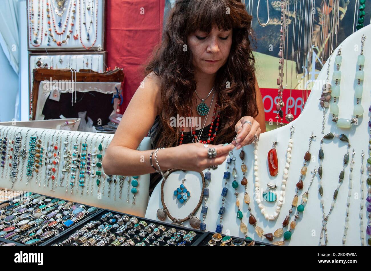 Venta de joyas asequibles en la Plaza mayor de Madrid España Fotografía de  stock - Alamy