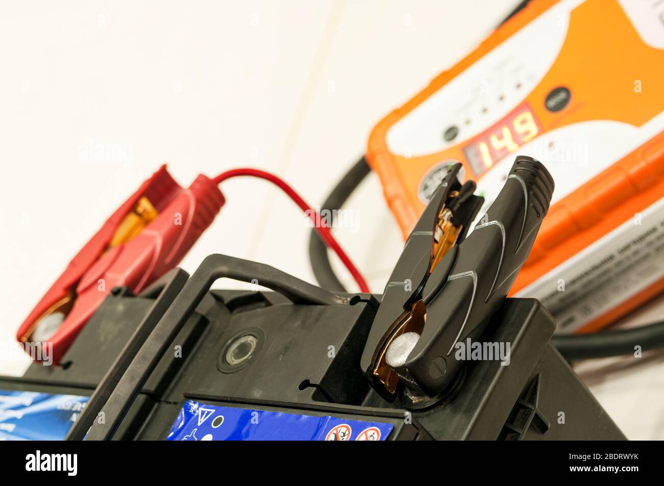 Las pinzas de la batería y cargador de coche plug Fotografía de stock -  Alamy