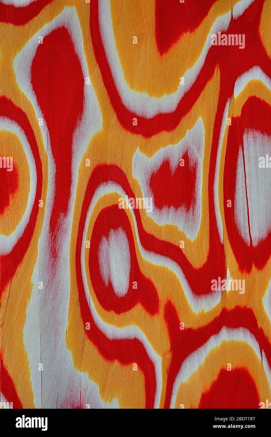 Textura de madera. Chapa modificada. Impresión. Líneas de onda, óvalos. Abstracción. Fondo rojo, amarillo y blanco, con grietas. Foto de stock