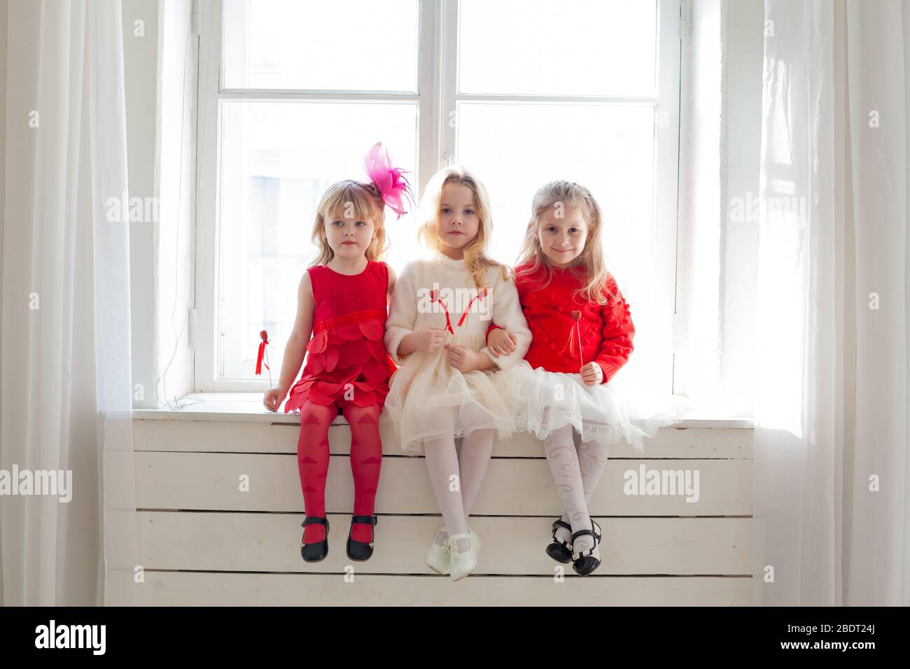 Niña novia con vestido rojo y blanco en el festival Fotografía stock Alamy