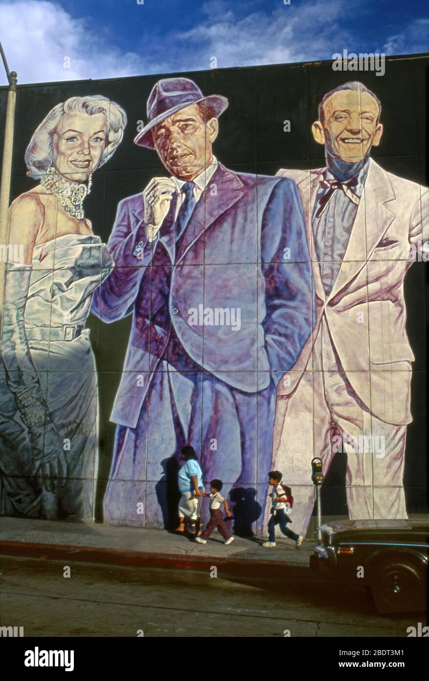 Mural de estrellas de cine clásicas titulado 'Leyendas de Hollywood' por el muralista Eloy Torrez en la calle Hudson St. En Hollywood, CA Foto de stock