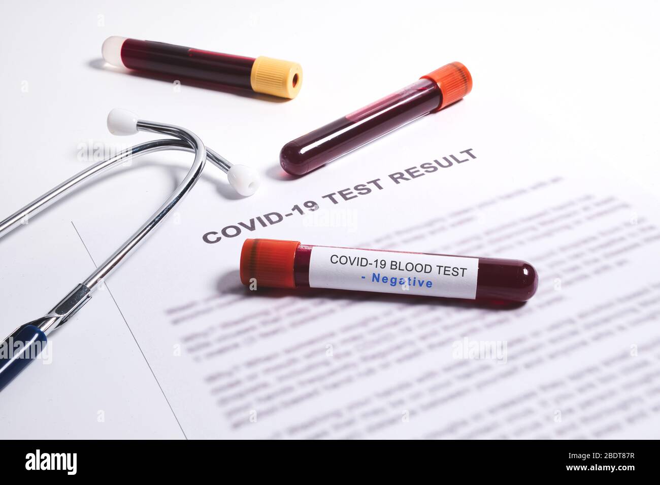 Resultado positivo de la prueba para coronavirus, análisis rápido de sangre para coronavirus o pandemia de Covid-19 Foto de stock