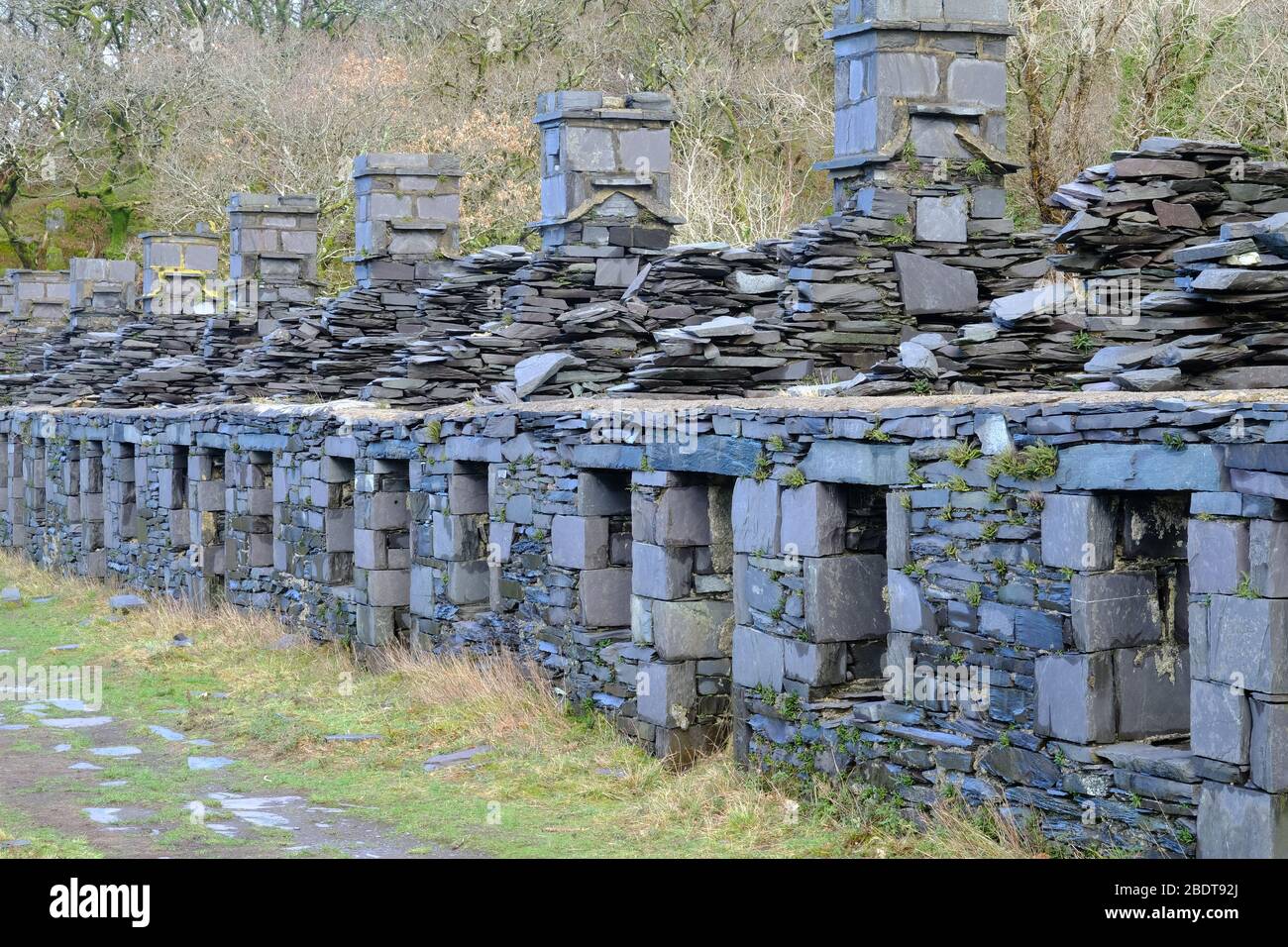 Antiguas casas de trabajo de pizarra conocidas como Anglesey Barracks, cerca de Llanberis, Snowdonia, Gales del Norte Foto de stock
